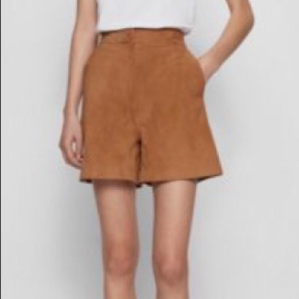 Posh party host pick! 🥳 Hugo Boss suede shorts